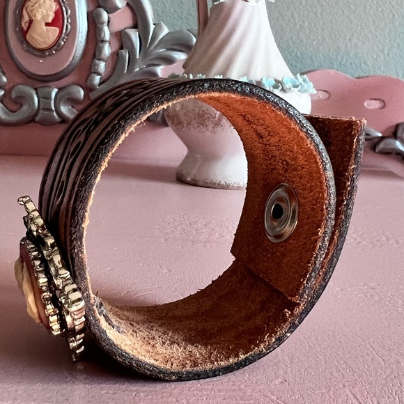 Vintage cameo handmade leather bracelet jewelry - Picture 5 of 6